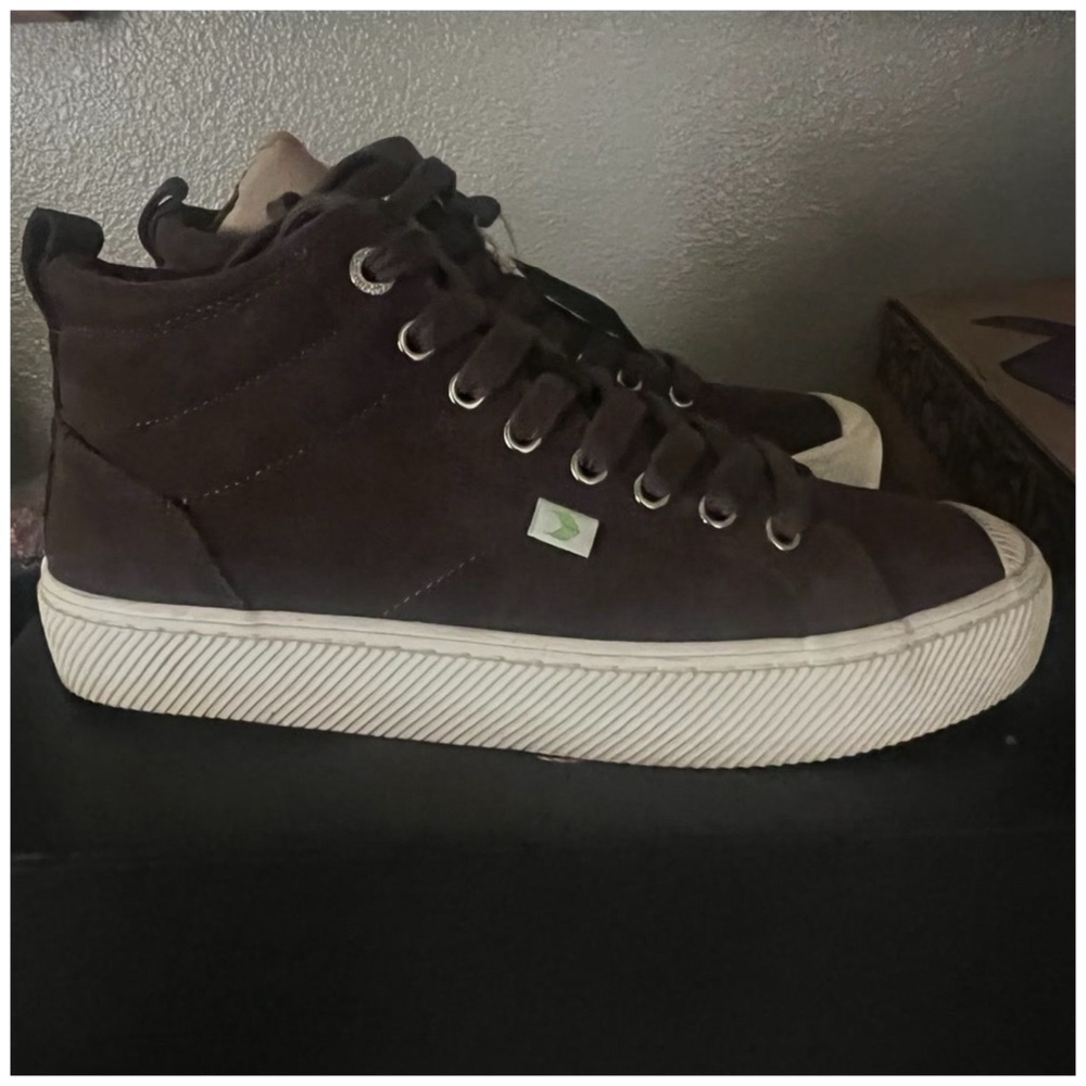 Cariuma • Unisex  Brown Suede
OCA High Sneaker - Picture 7 of 8